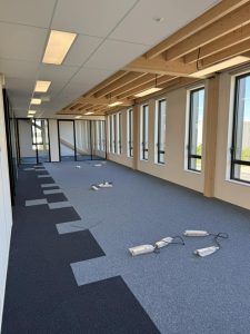 Salle en travaux, et de rénovation, avec sol et fenêtre