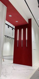 Eclairage d'un mur rouge, à côtés de murs blancs